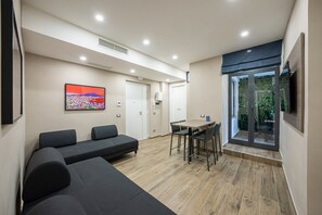 Living area - Famalu Apartments (Naples)