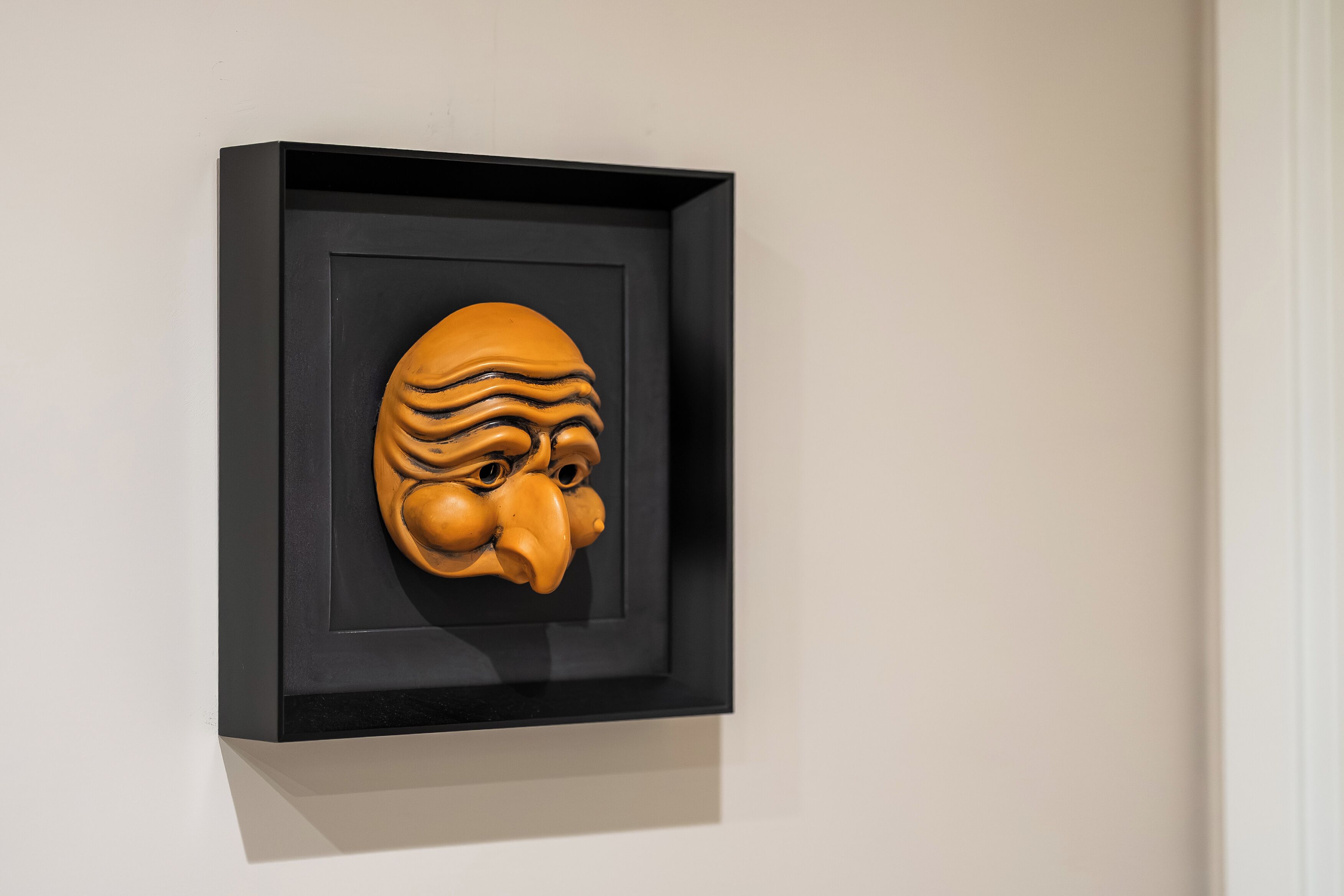 Una scultura incorniciata appesa al muro.