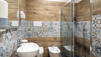 Habitación familiar (Porta Medina) | Baño | Regadera, regadera tipo lluvia, amenidades de baño gratuitas