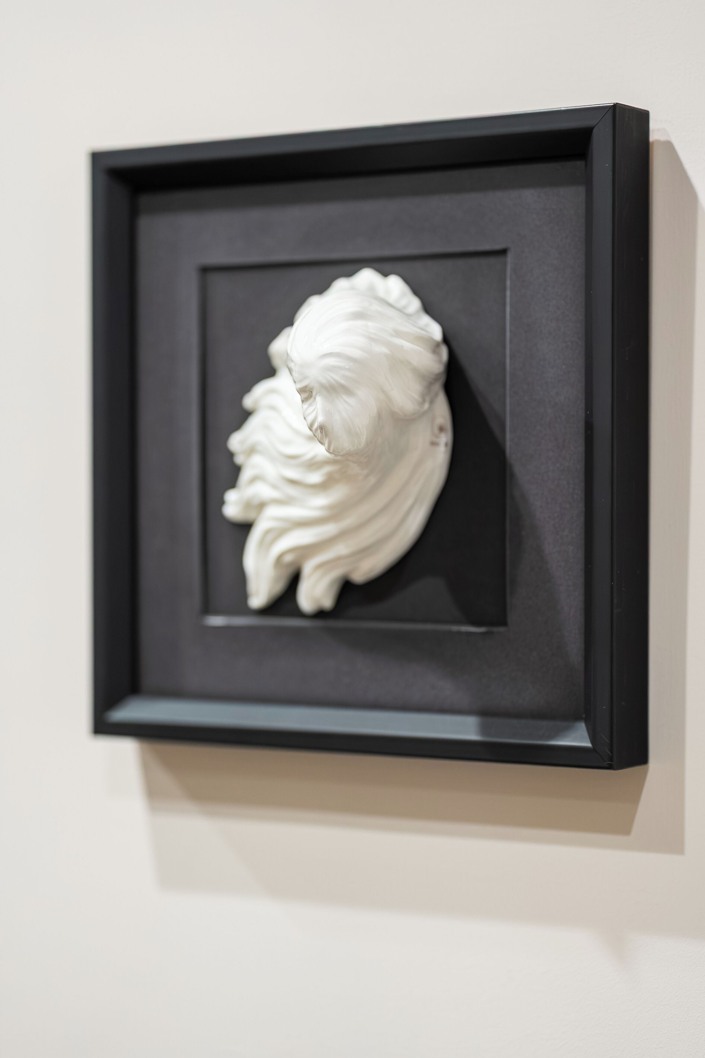 Een lijstbeeld aan een muur.