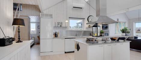 Frigorífico, placa de cocina, lavavajillas y cafetera o tetera