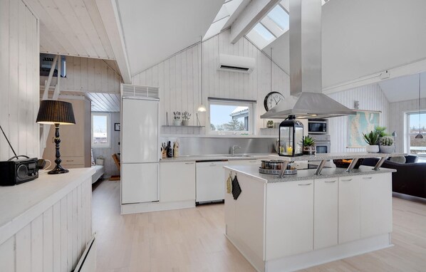 Refrigerador, parrilla de estufa, lavavajillas y cafetera y tetera 