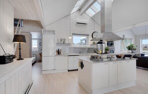 Køleskab, mikrobølgeovn, kogeplade, opvaskemaskine