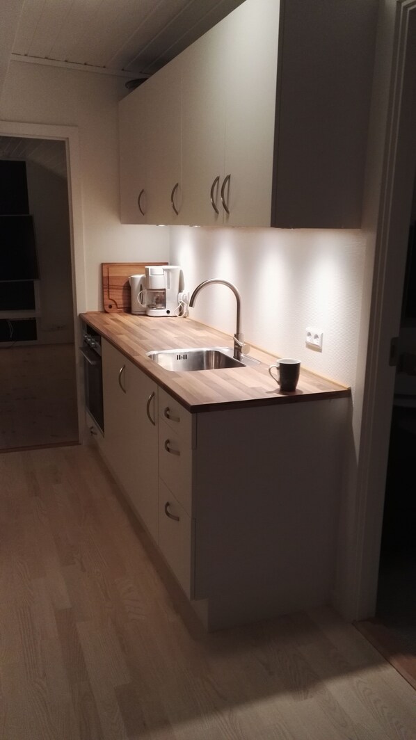 Apartment, 2 Schlafzimmer | Eigene Kochnische | Kühlschrank, Ofen, Herdplatte, Wasserkocher mit Kaffee-/Teezubehör