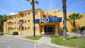 A yellow building with a sign reading "RIO APARTAMENTOS TURISTICOS". - Apartments Rio By Garvetur (Loulé)