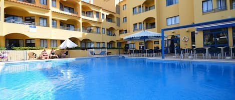 Una piscina al aire libre