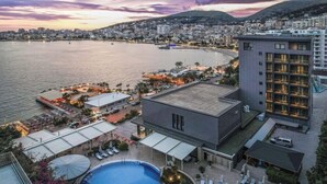 Un hotel amb piscina, terrassa exterior i vistes al mar.