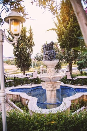 Outdoor dining - Eklips Hotel (Farkë)