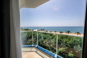 A balcony with a view of the sea and beach. - Hotel Calella by Beatriz Hoteles (Calella)