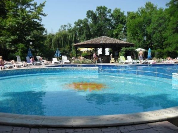 حمّام سباحة خارجي