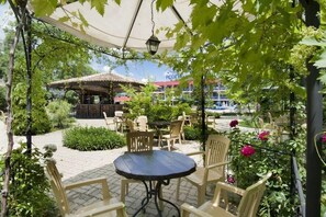 Outdoor dining - Regina Hotel (Nessebar)