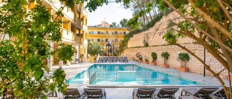 Una piscina al aire libre