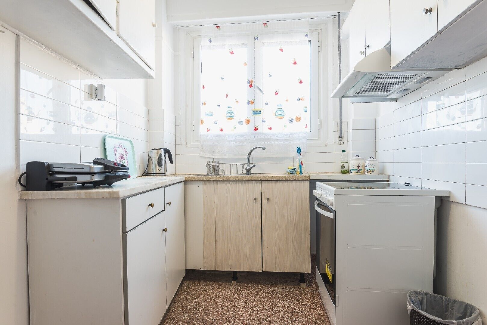 Køleskab, ovn, kogeplade, kaffe-/temaskine