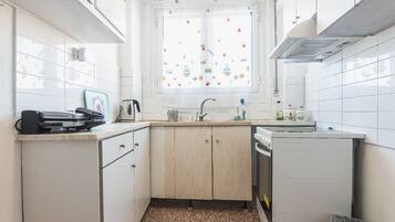 Een koelkast, een oven, een kookplaat, een koffiezetapparaat/waterkoker