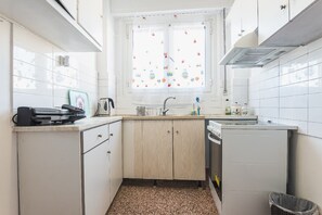 Kylskåp, ugn, spishäll och kaffe- och tebryggare