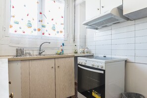 Fridge, oven, stovetop, coffee/tea maker