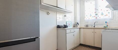 Fridge, oven, stovetop, coffee/tea maker