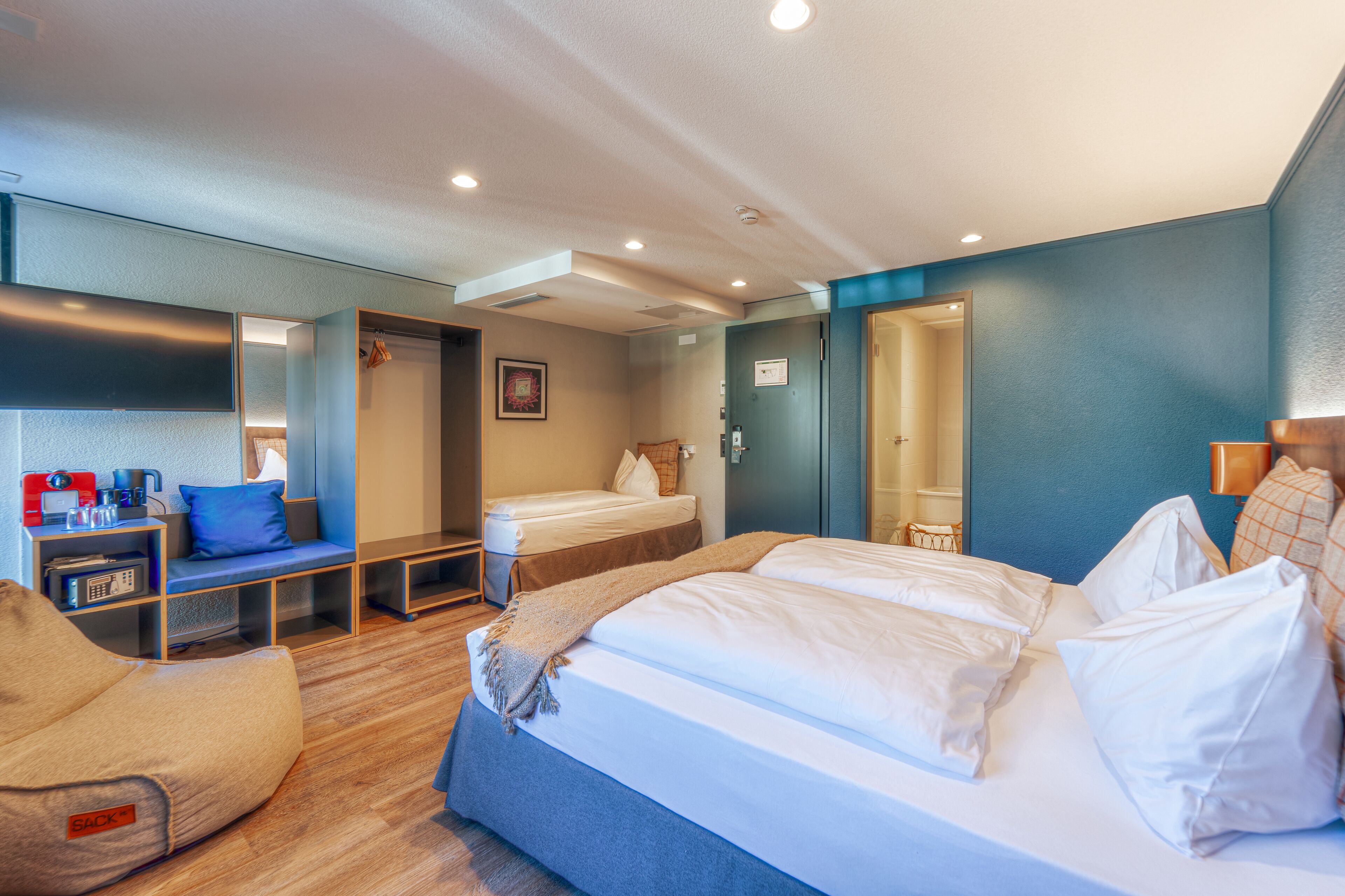 standard triple room | 1 bedroom, in-room safe, desk, soundproofing