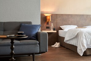 Suite | Living area | TV - The Hey Hotel (Interlaken)
