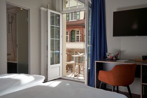 Cofres nos quartos, escrivaninha, quartos à prova de som, berços grátis