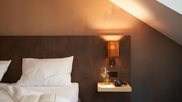 Ein modernes Schlafzimmer mit einem Bett, einem Nachttisch, einer Lampe und einem Buch.