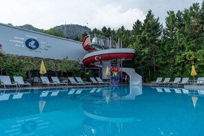 Alberca techada y alberca al aire libre