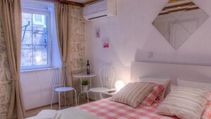 Quarto casal (Double Room (Ground Floor)) | 3 quartos, Wi-Fi de cortesia, roupa de cama