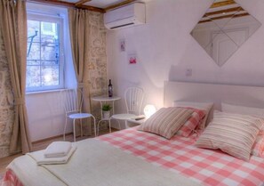 Quarto casal (Double Room (Ground Floor)) | 3 quartos, Wi-Fi de cortesia, roupa de cama