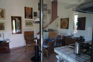 Kylskåp, mikrovågsugn, spishäll och kaffe- och tebryggare