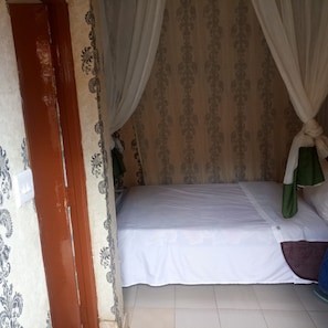 Double Room | Desk, bed sheets