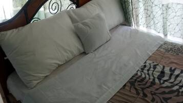 Double Room | Desk, bed sheets