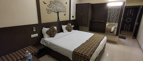Luxury Room | Living room | Flat-screen TV