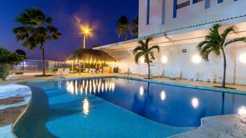 Una piscina al aire libre