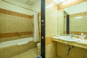 Bathroom - Capital O 1010 Isola Resort (Bandung)