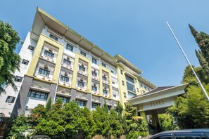 Exterior - Capital O 1010 Isola Resort (Bandung)