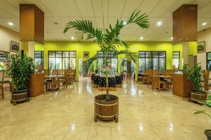 Dining - Capital O 1010 Isola Resort (Bandung)