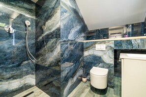 Departamento (One-Bedroom Apartment) | Baño | Regadera y toallas
