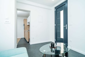 Apartment (One-Bedroom Apartment) | Living room | 25-cm TV with cable channels