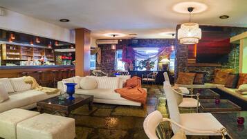2 bars/lounges, poolside bar