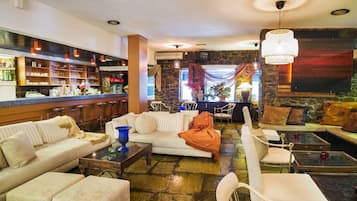 2 bars/lounges, poolside bar