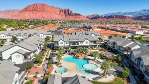 A residential area with a swimming pool, houses, and a mountain in the background. - Ocotillo Springs #20 Beautiful Unit Close to Trails/Hiking (Santa Clara)