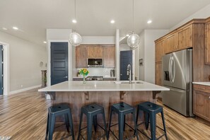 Fridge, microwave, oven, stovetop - Ocotillo Springs #20 Beautiful Unit Close to Trails/Hiking (Santa Clara)