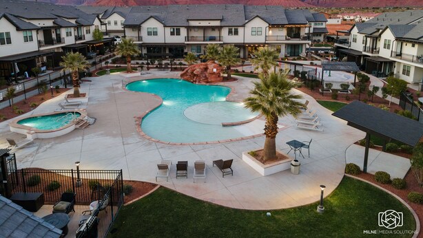 A resort with a large pool, lounge chairs, and a mountainous backdrop. - Ocotillo Springs #20 Beautiful Unit Close to Trails/Hiking (Santa Clara)