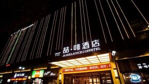Un edificio con insegna illuminata per il Caffè James Joyce.