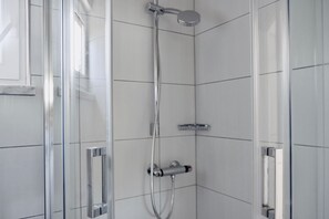 Apartment (Two Bedroom Apartment with Terrace A1) | Bathroom | Shower, towels - Villa Tonika (Selca)