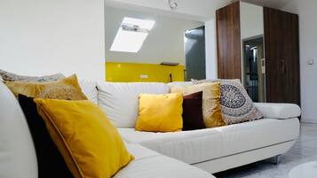 Íbúð (Two Bedroom Apartment with Terrace A2) | Stofa | Sjónvarp