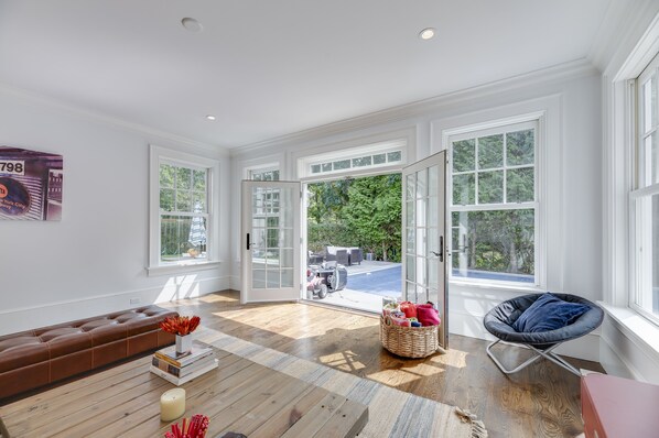 Smart TV, ping pong, books, stereo