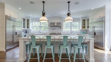 JÀÀkaappi, mikroaaltouuni, uuni, liesi