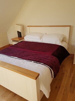 6 bedrooms, in-room safe, travel cot, WiFi - 6 bedroom house over looking cunnamore bay (Skibberren)