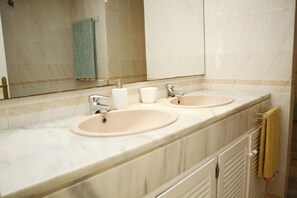 SĂšche-cheveux, serviettes fournies, savon, papier toilette